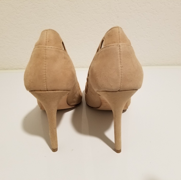 Neiman Marcus Pointy Toe 4.5" High Heel Pumps Tan Suede Eyelet Size 6 M - Picture 7 of 10